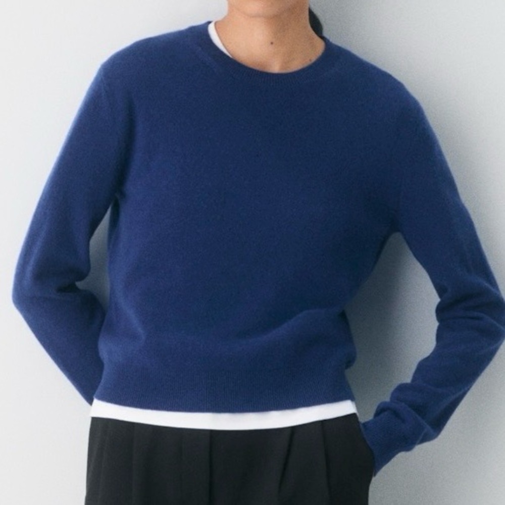 Aritzia 100% Cashmere Sweater. Size M. NWT